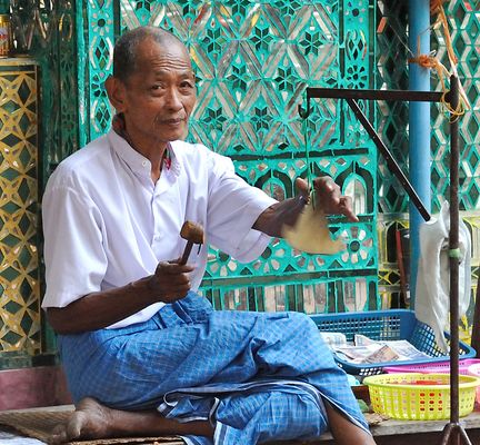 Der Mann mit der Tempelglocke