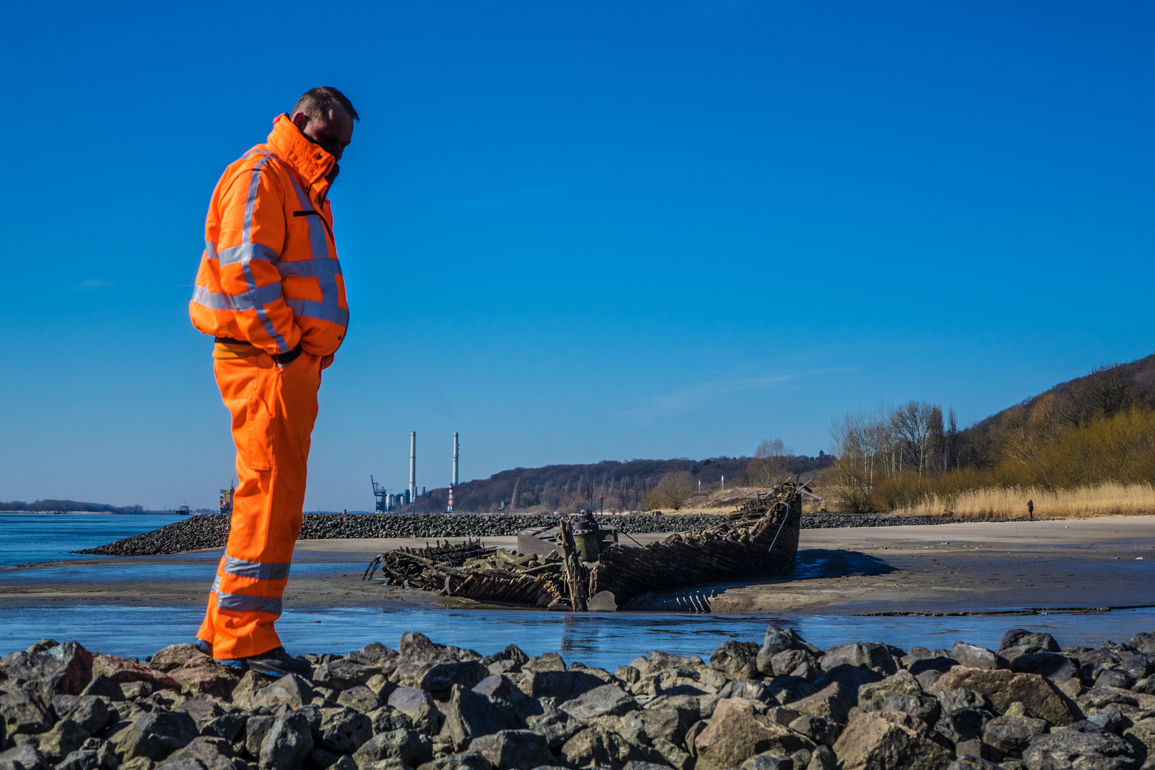 der mann und das kleine Schiffswrack