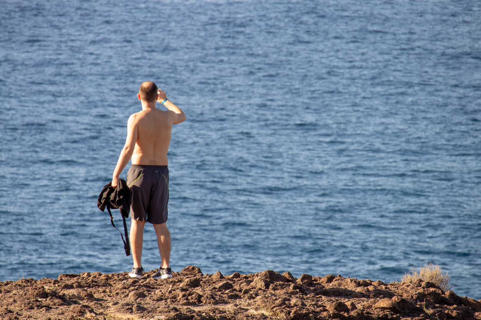 Der Mann und das Meer bei Playa Paraiso, Teneriffa