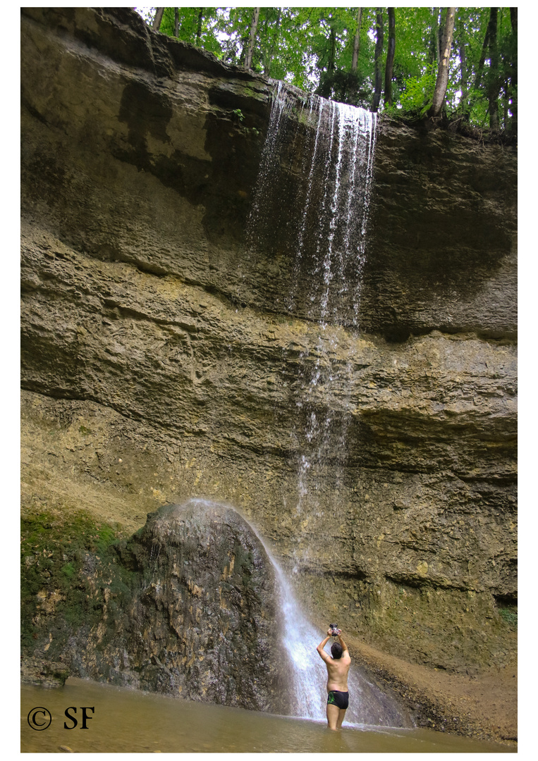 Der Mann unter dem Wasserfall