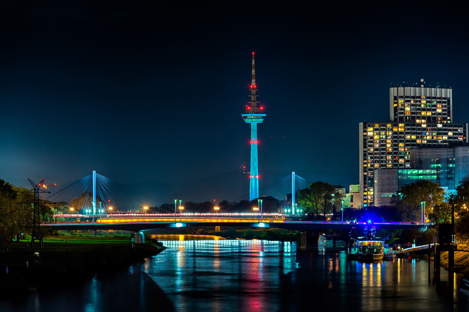 Der Mannheimer Fernmeldeturm bei Nacht