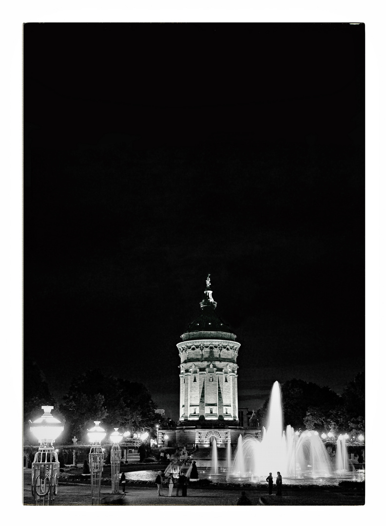 Der Mannheimer Wasserturm bei Nacht