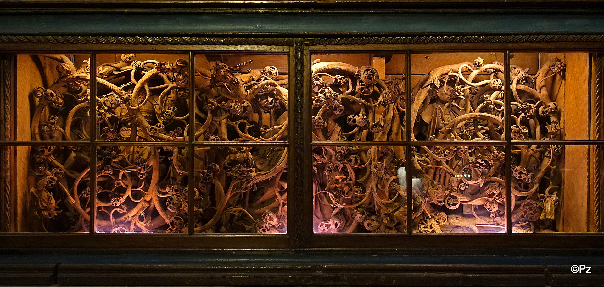 Der Marienaltar in der Propsteikirche St. Viktor in Xanten: Hier die Predella ...