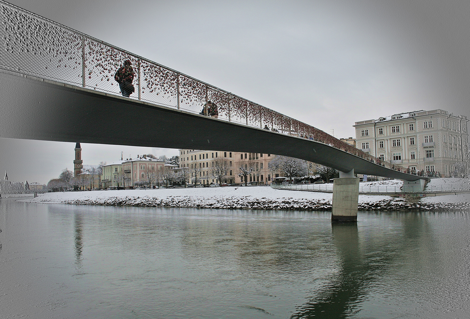 der Markatsteg über der Salzach