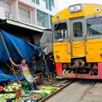 Der Markt, direkt an dem Bahngleis