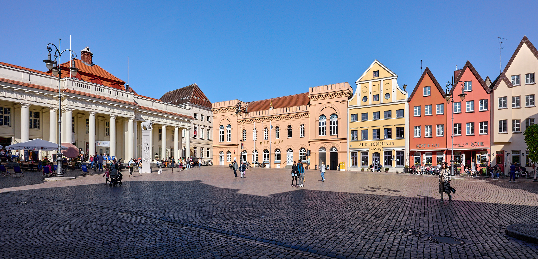 Der Markt in Schwerin ist ein rechteckiger historischer Marktplatz in der Schweriner Altstadt,...