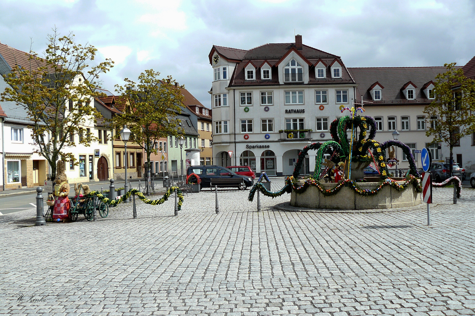 Der Markt mit dem Rathaus und dem Osterschmuck