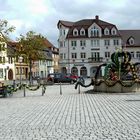 Der Markt mit dem Rathaus und dem Osterschmuck