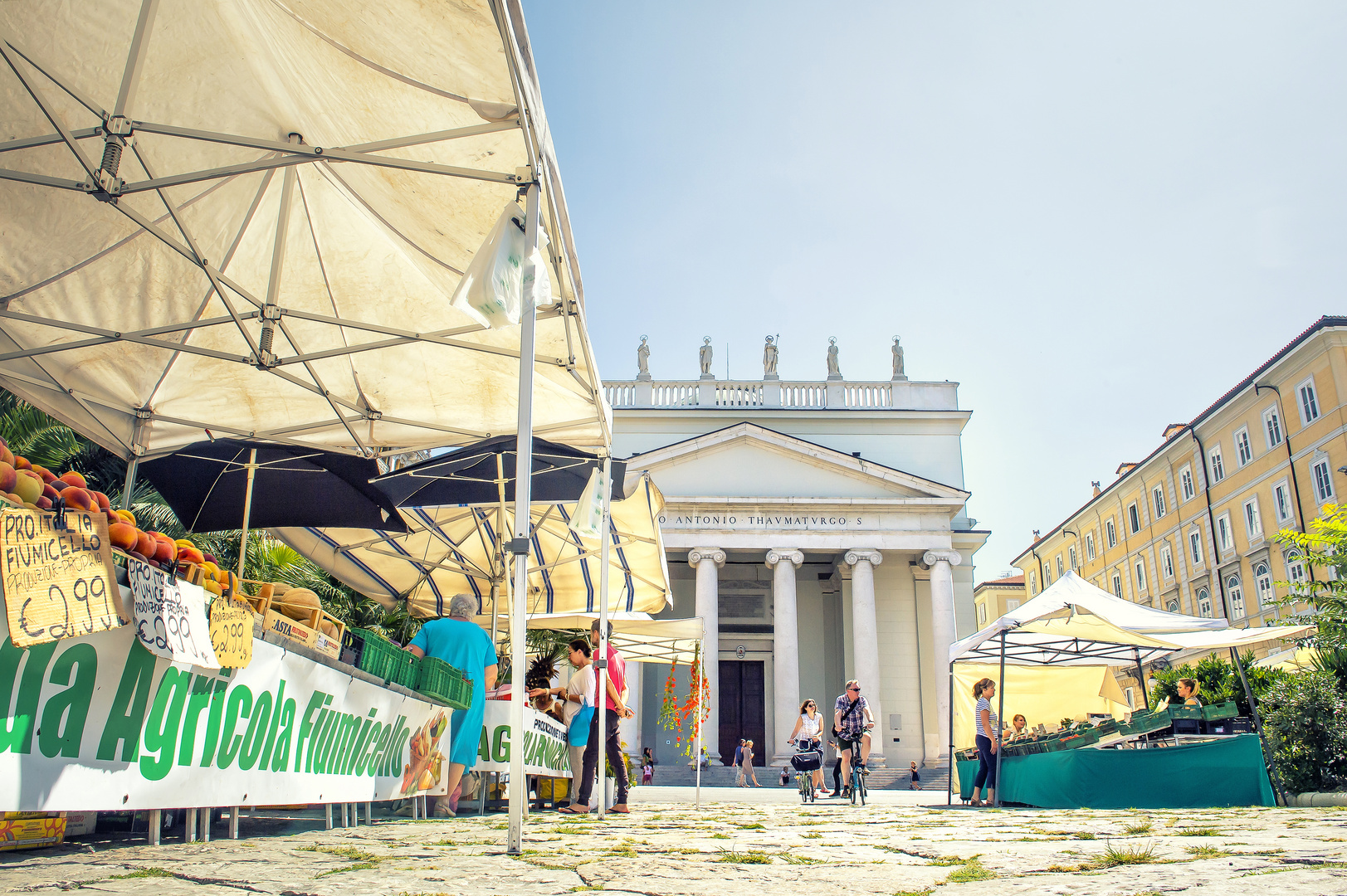 Der Markt und die Kirche des Hl. Antonius Taumaturgo