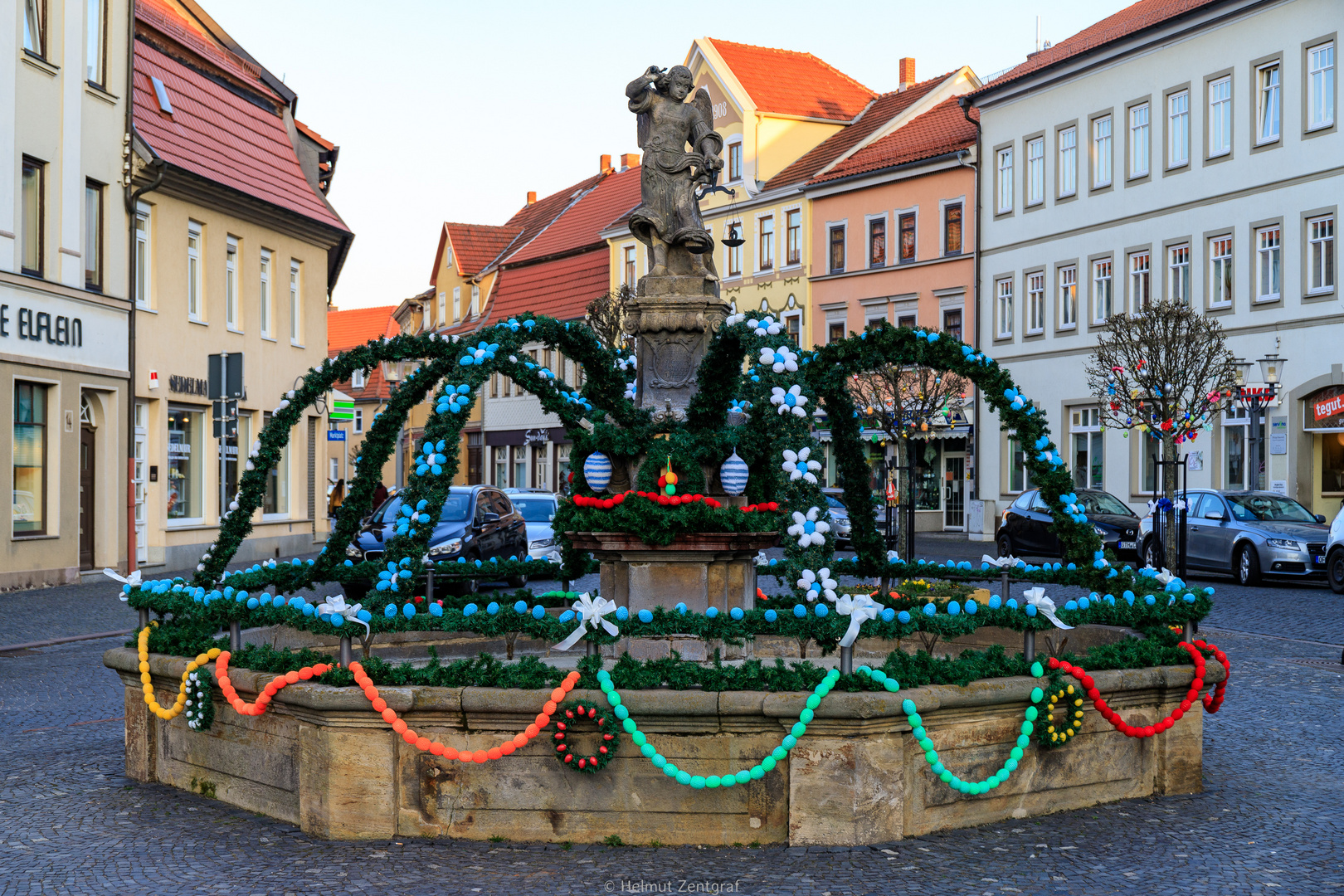 Der Marktbrunnen in Ohrdruf mit Osterschmuck