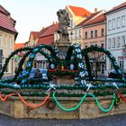 Der Marktbrunnen in Ohrdruf mit Osterschmuck