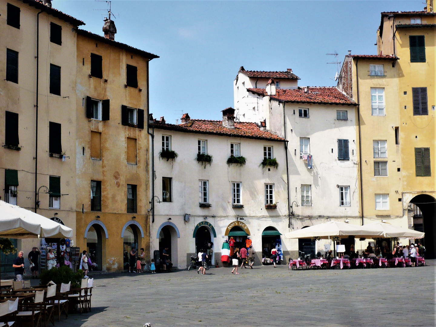 .. der Marktplatz in  LUCCA  -