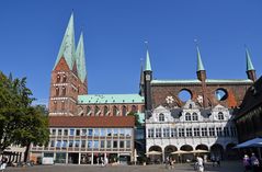 Der Marktplatz von Lübeck mit Rathaus und St-Marien
