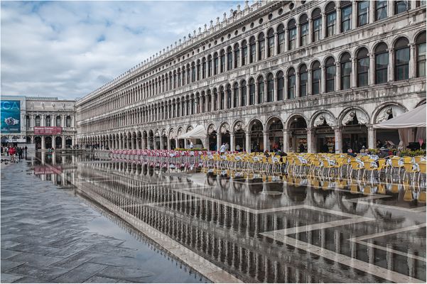 Der Markusplatz mit Spiegelung