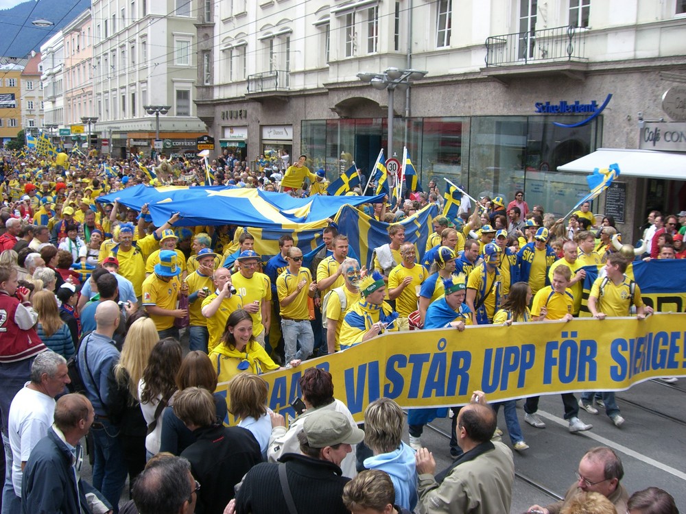 Der Marsch der Schwedenfans durch Innsbruck (Europameisterschaft) am 14.Juni 2008