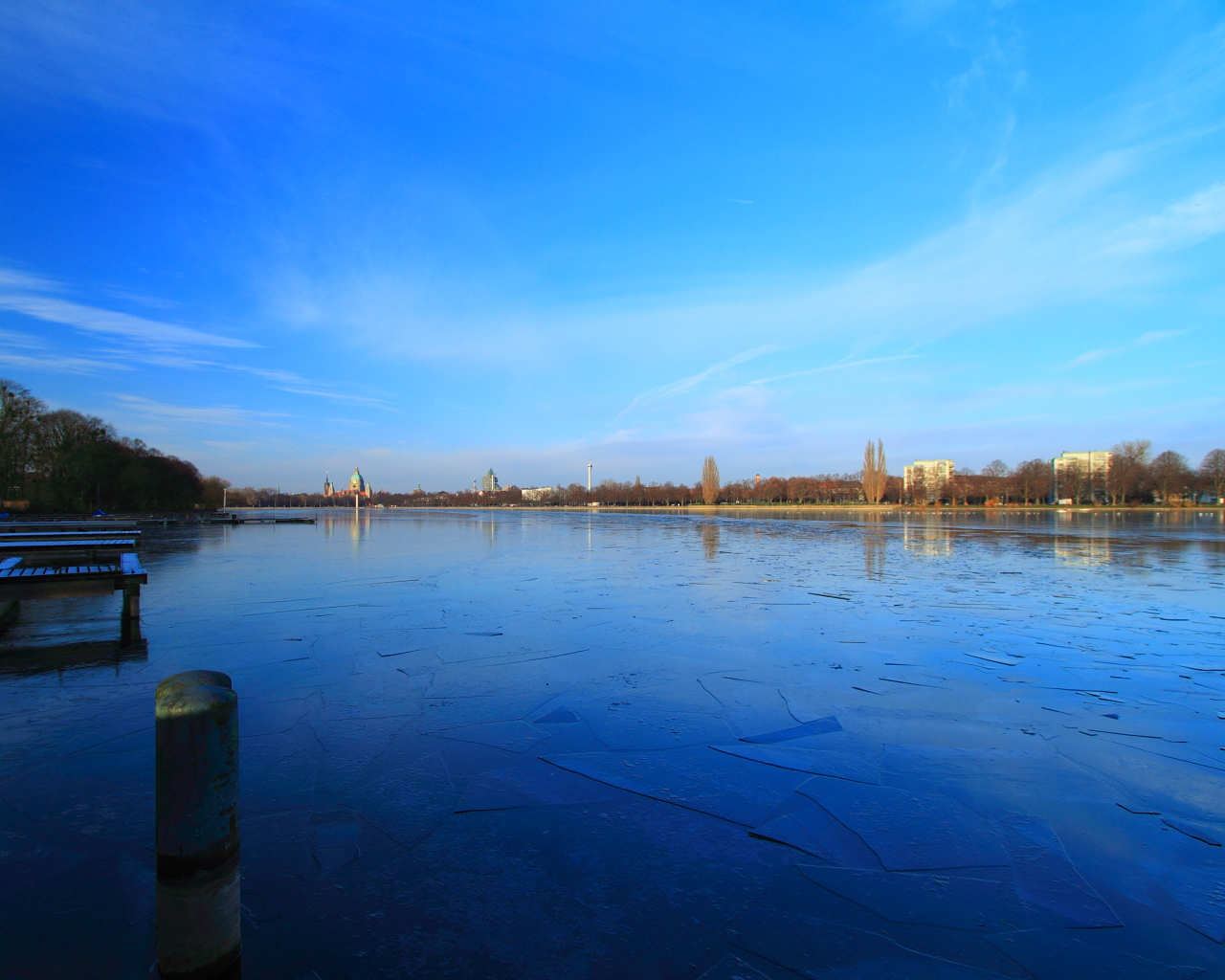 Der Maschsee von Hannover kurz vor dem Einfrieren