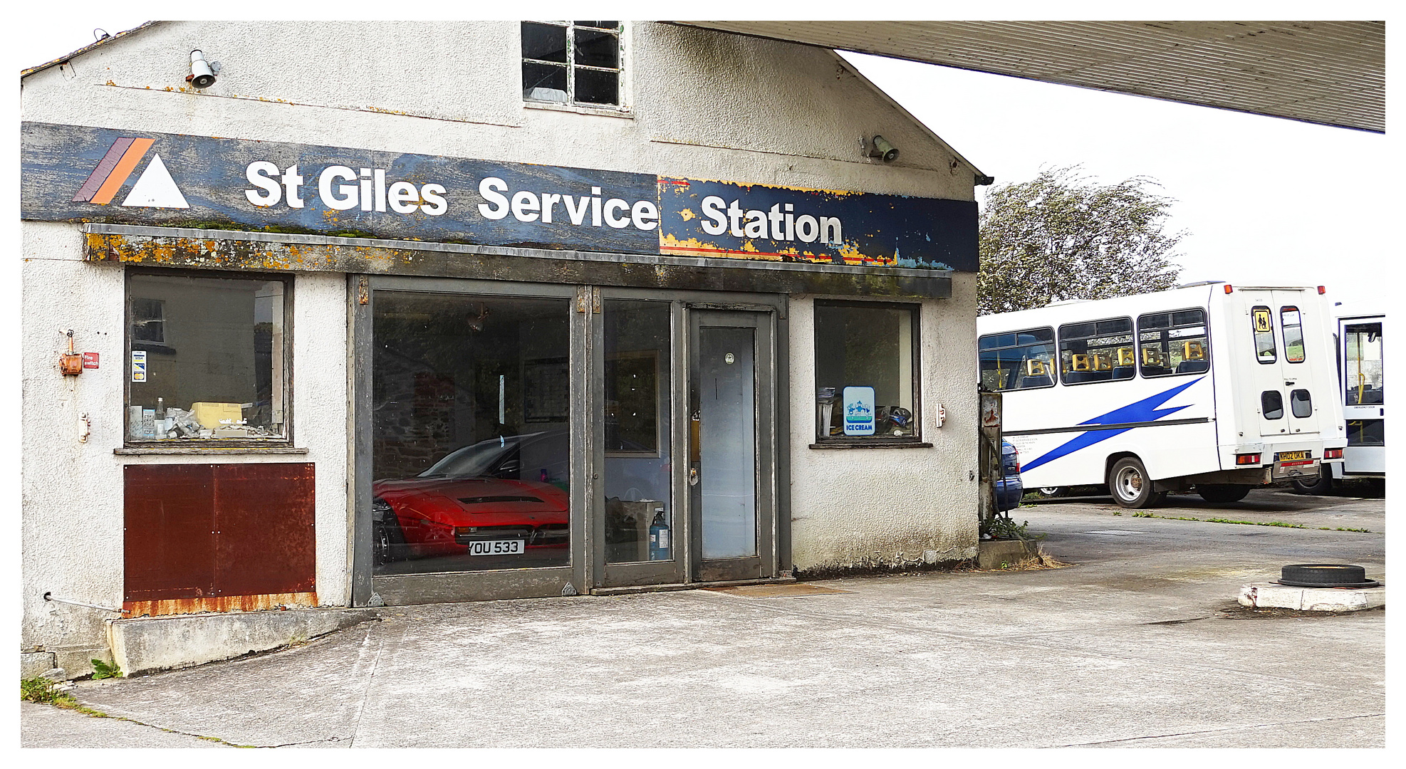 Der Maserati und seine Garage