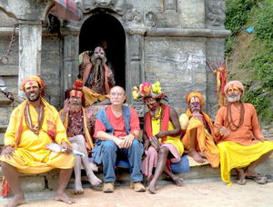 Der Maskenmann Michael Stöhr unter weissen Männern in Nepal