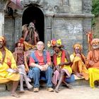 Der Maskenmann Michael Stöhr unter weissen Männern in Nepal