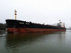 Der Massengutfrachter WESER STAHL auf dem Nord-Ostsee-Kanal.