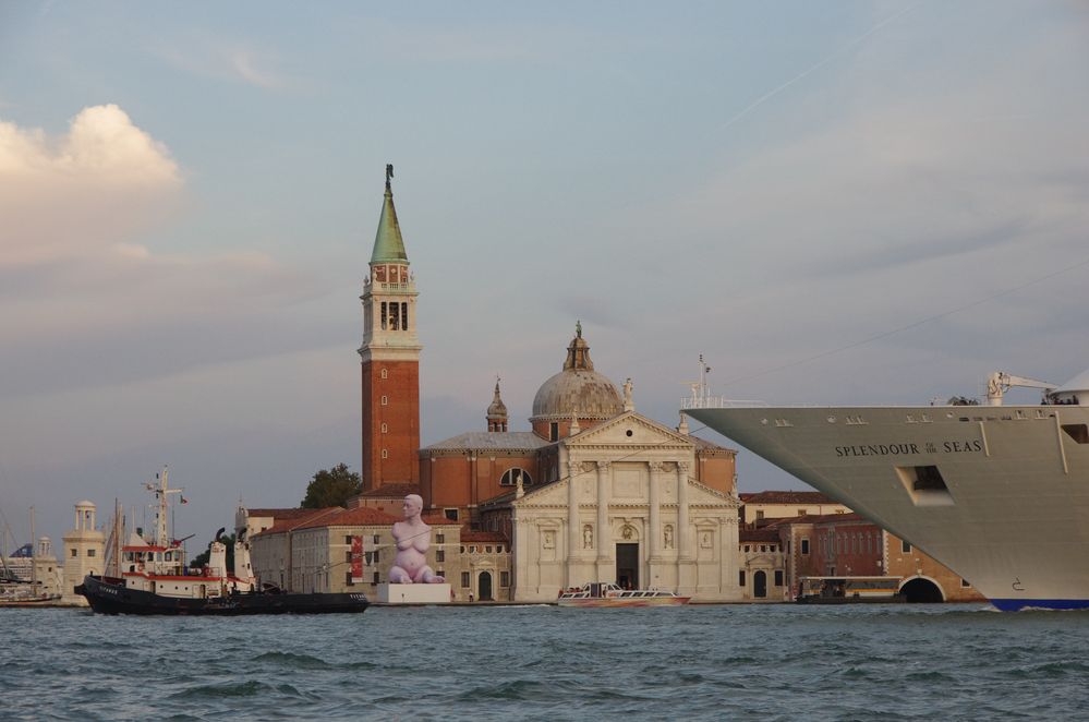 der Massentourismus fällt in Venedig ein.