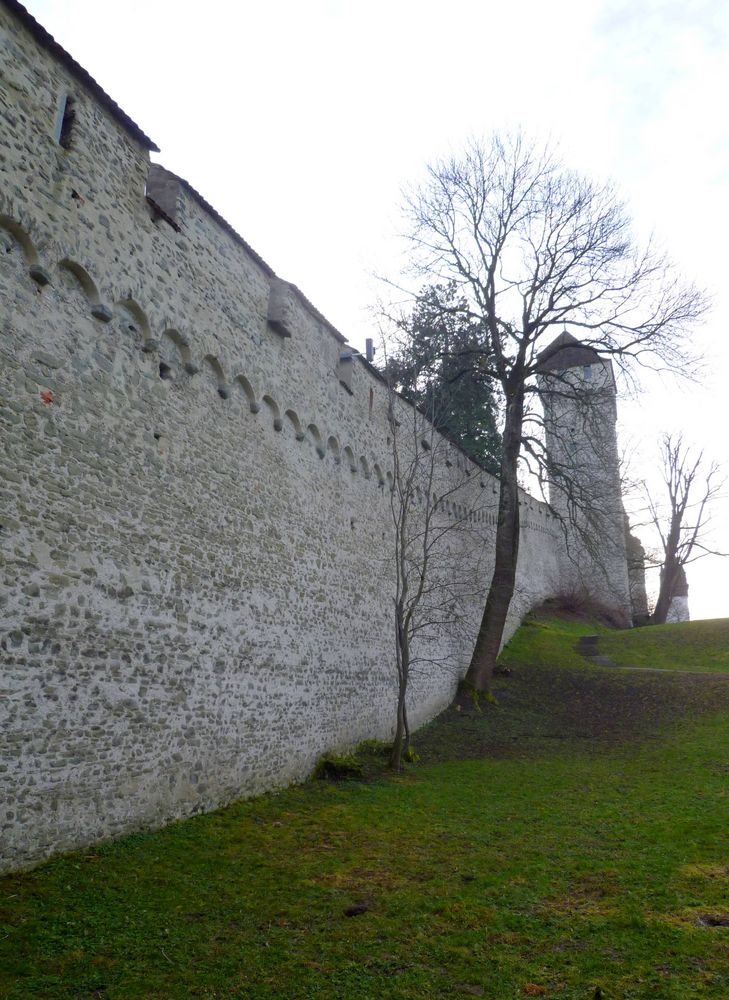 Der Mauer entlang ...