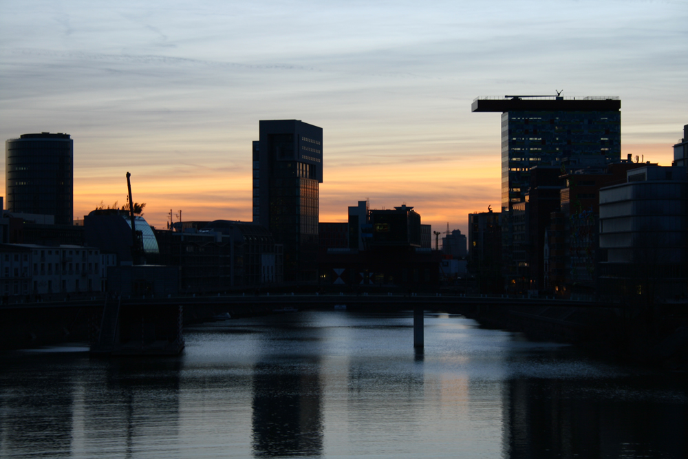 Der Medienhafen Düsseldorf in der Dämmerung!