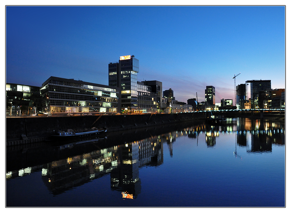 Der Medienhafen im frühen Abendlicht