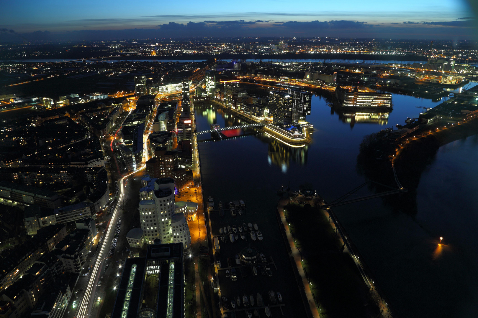 Der Medienhafen von oben zur blauen Stunde.