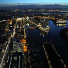 Der Medienhafen von oben zur blauen Stunde.