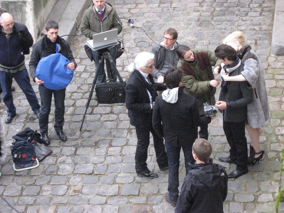 Der Meister auch beim Shooting niemals ohne Handschuh und Sonnenbrille