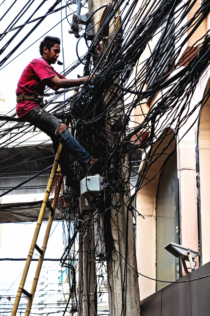 Der Meister sagte " ....das schwarze Kabel austauschen" ;-)