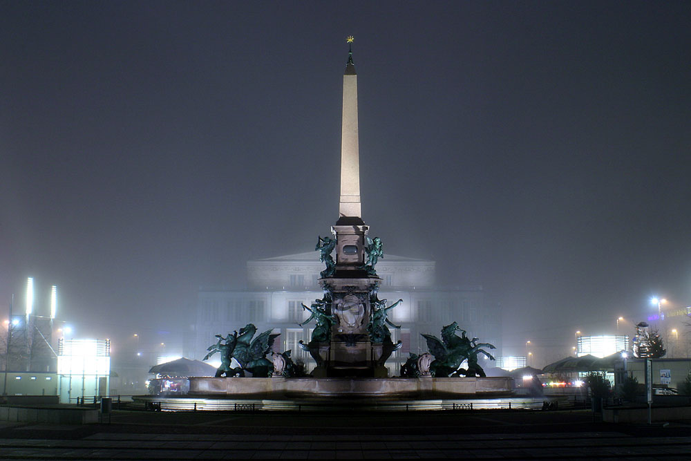 Der Mendebrunnen bei Nacht