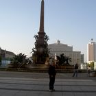 Der Mendebrunnen mit der Oper zu Leipzig