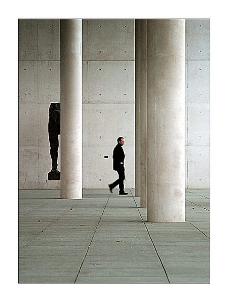 der mensch, die säulen, die skulptur