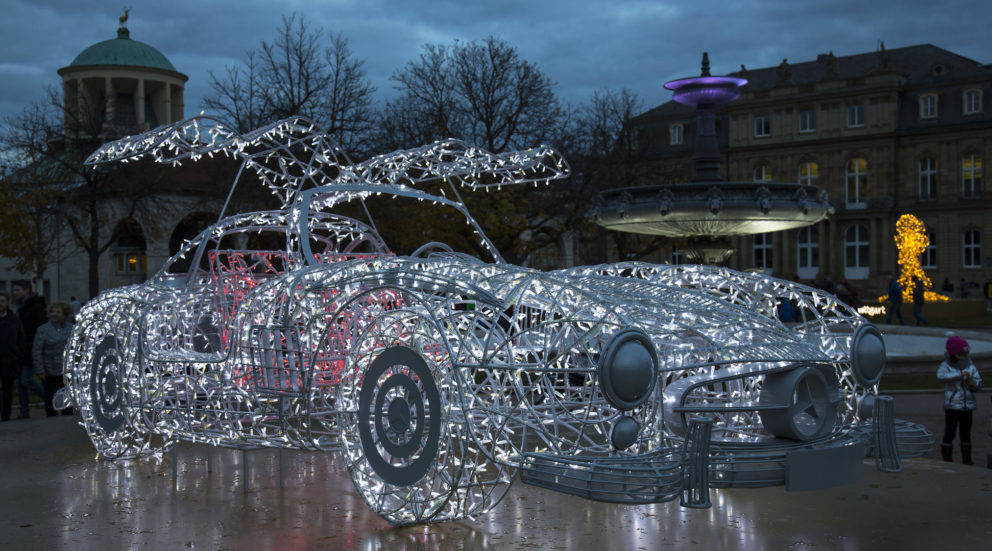 Der Mercedes auf dem Weihnachtsmarkt