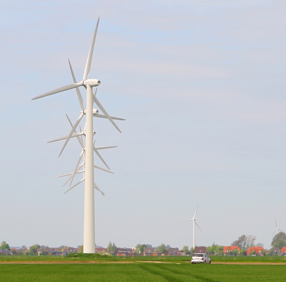 Der Mercedes unter den Windrädern