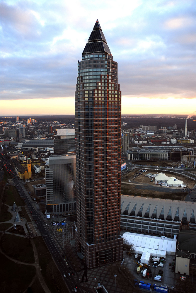 Der Messeturm bei Abendrot