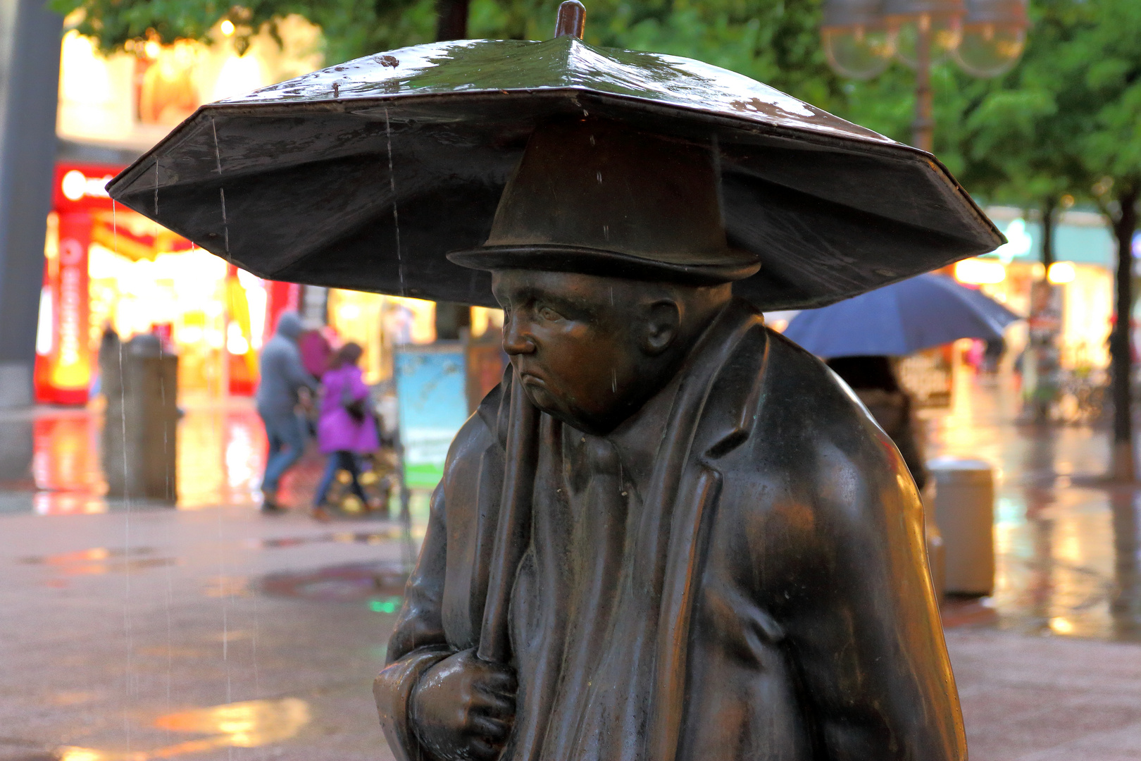 Der Messingmann im Regen