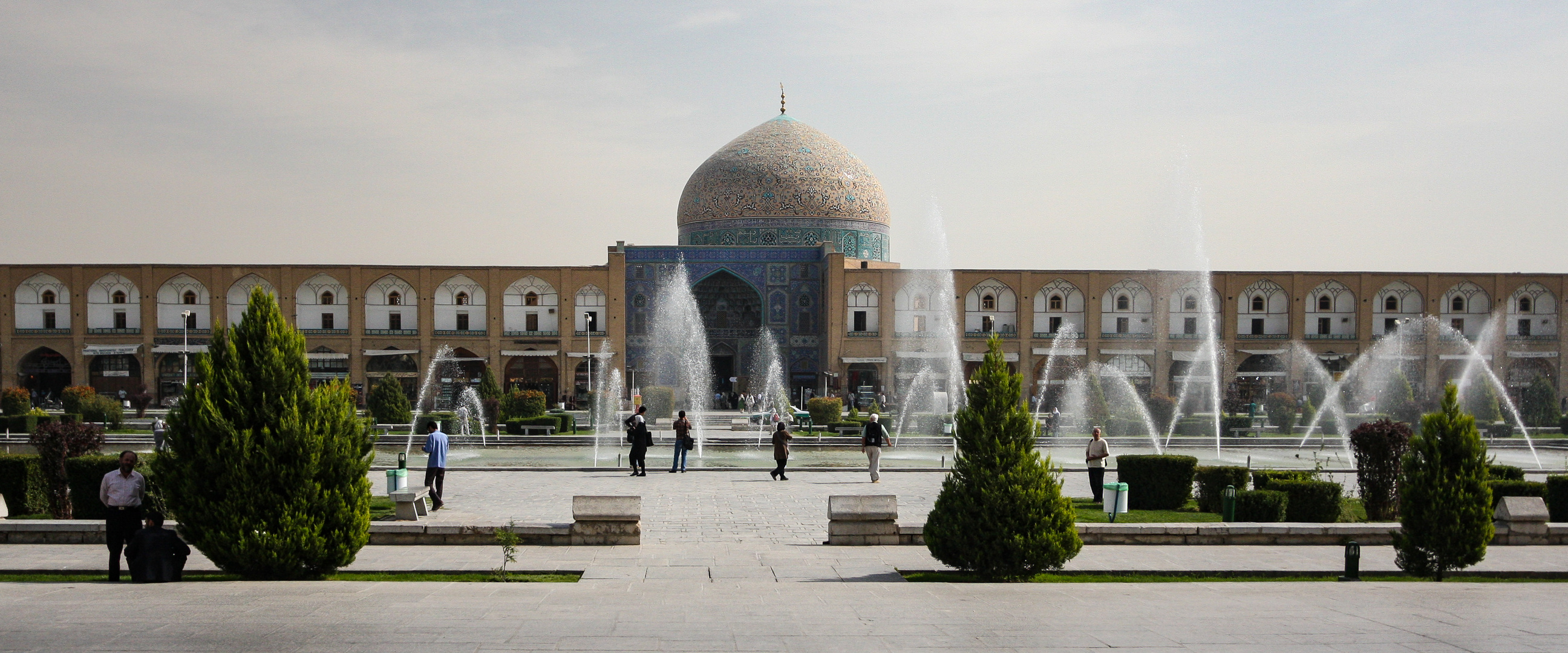 Der Meydan-e-Imam mit der Shaikh Lotfollah-Moschee...