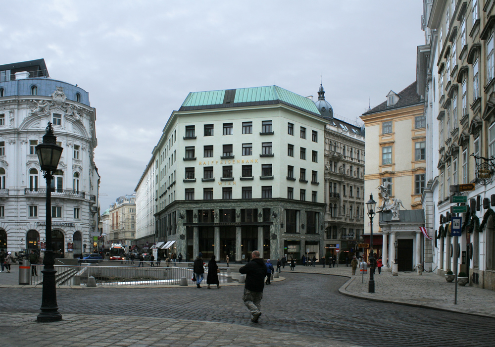 Der Michaelerplatz mit dem Looshaus in der Bildmitte