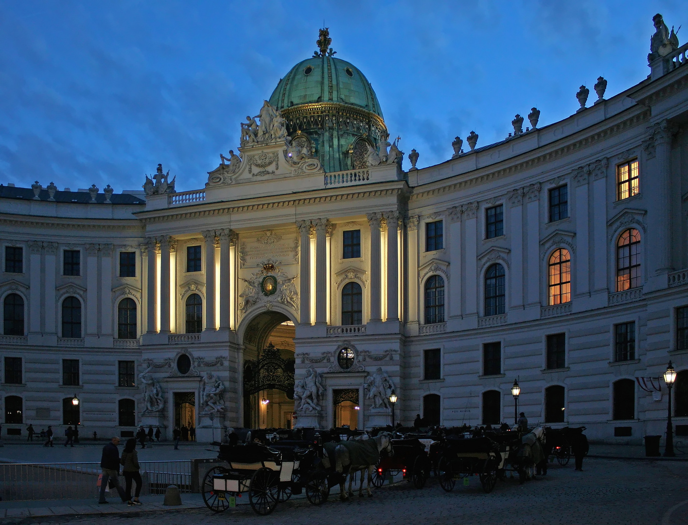 Der Michaelertrakt der Hofburg zur blauen Stunde