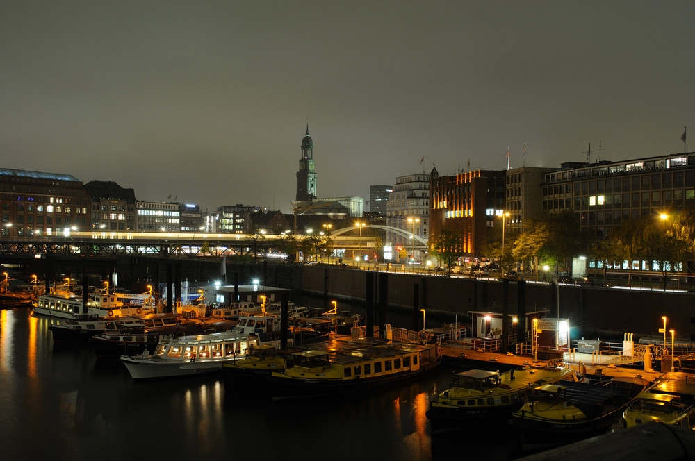 Der Michel über dem Hafen Hamburgs