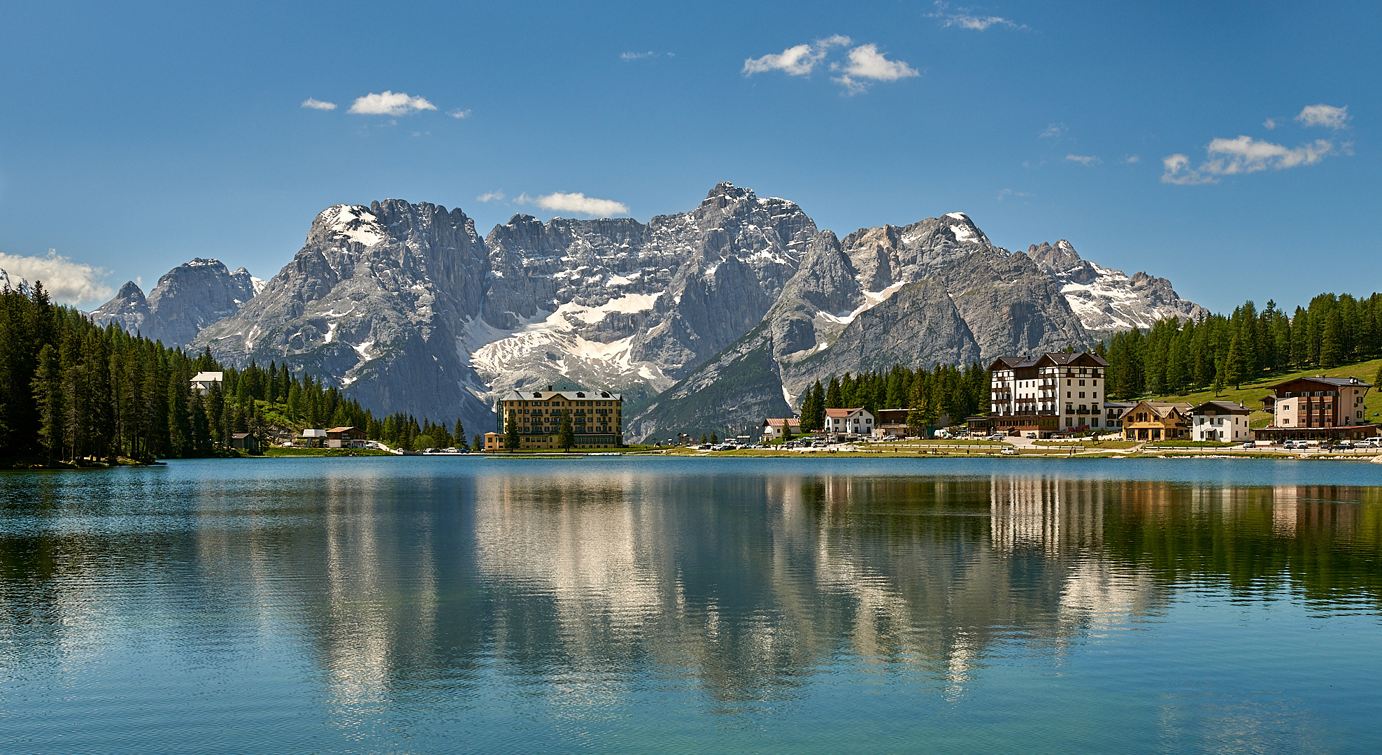 Der Misurinasee in Südtirol, im Hintergrund das riesige Bergmassiv der Sorapiss...