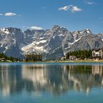 Der Misurinasee in Südtirol, im Hintergrund das riesige Bergmassiv der Sorapiss...