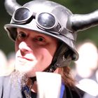 Der mit dem Helm tanzt