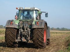 Der mit dem Seil ( Fendt 924 Vario Plus), falls der CLAAS Jaguar sich festfährt!