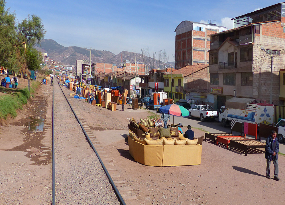 Der Möbelmarkt am Bahngeleise