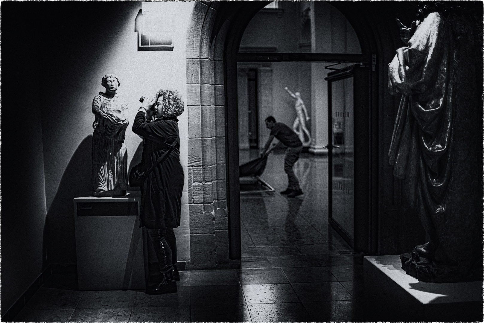 Der Mönch Foto & Bild indoor, licht, schatten Bilder auf