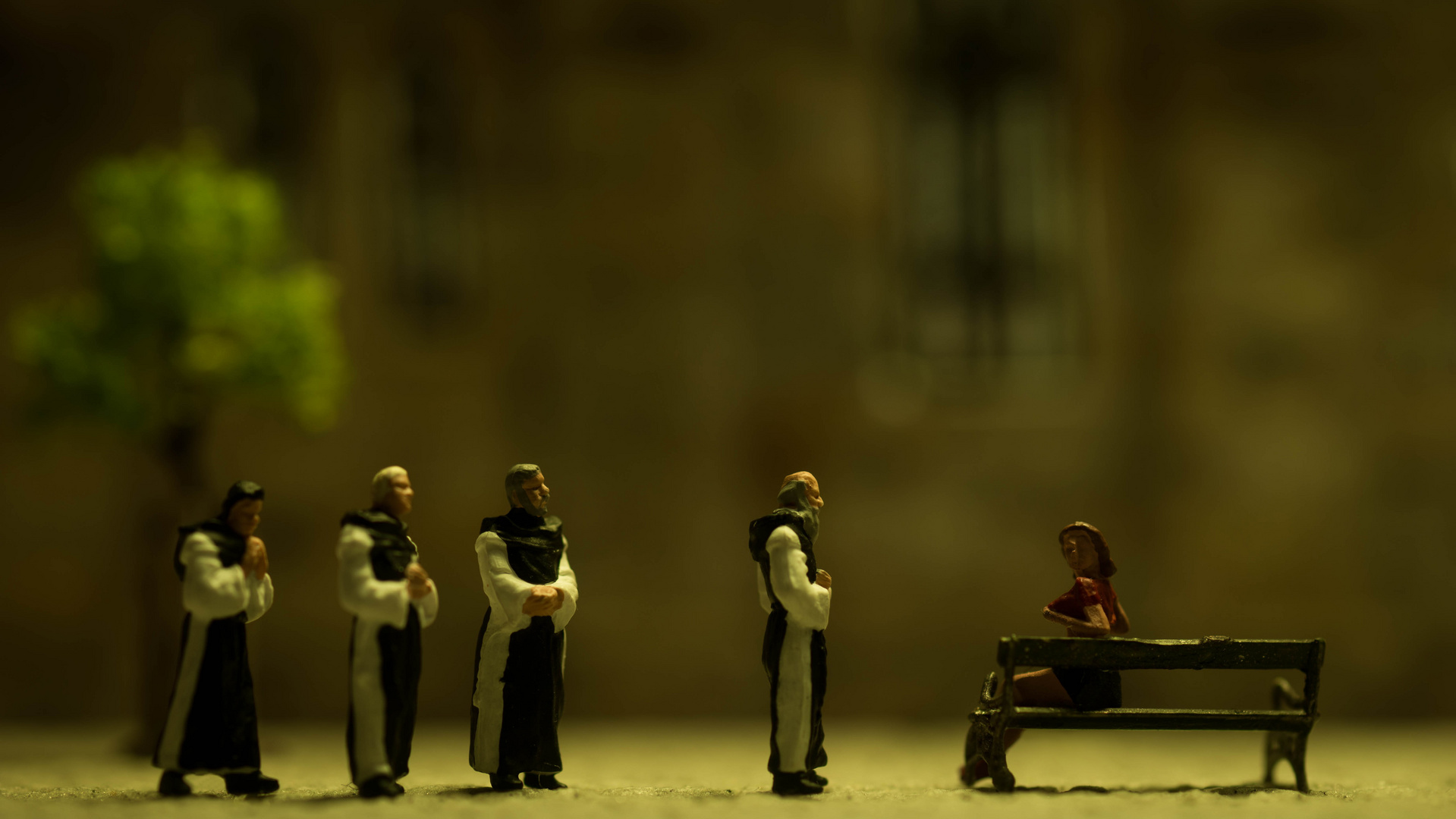 Der Mönch die Mönchin Foto & Bild stillleben, emotionen, spielzeug